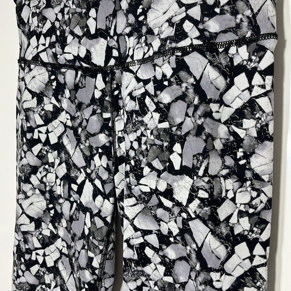 Victoria's Secret VSX Cropped Workout Leggings Size Small - Picture 2 of 9